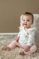 Preview: Rippjersey Lilly ecru Blumenstoff, Rippenstoff Designbeispiel Babykleidung