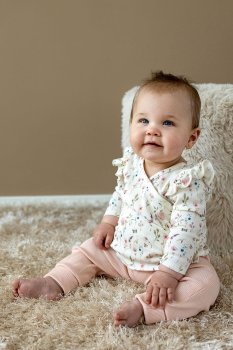 Preview: Rippjersey Lilly ecru Blumenstoff, Rippenstoff Designbeispiel Babykleidung