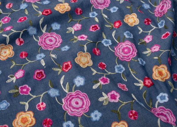 Jasmin Sommerjeans mit Stickerei, leichter Blusenjeans mit aufgestickten Blumen von Swafing